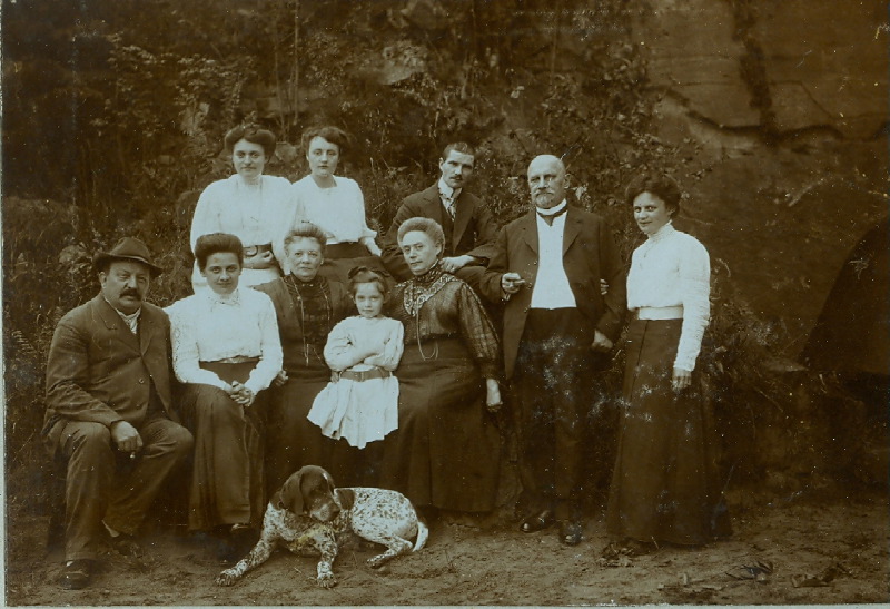 gruppenbildmithund1910.jpg